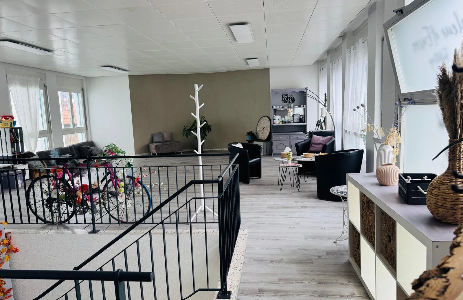 Vue d’ensemble de la salle à louer à l’étage, avec ses espaces de rencontre