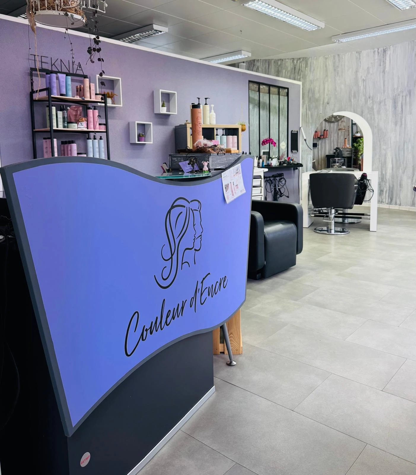 La réception lavande et les fauteuils de coiffure du salon Couleur d’Encre